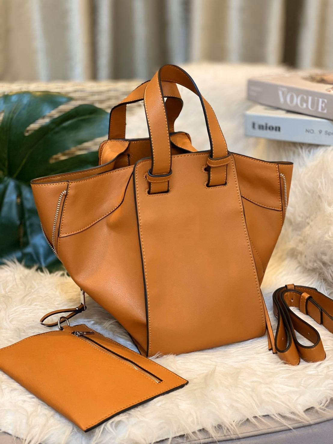 พร้อมส่งค่า 💕Hammock 💕 สิ้นสุดการรอคอย สำหรับรุ่นที่ทุกคนถามหาเยอะที่สุด การันตรีงานคุณภาพ ใช้เวลาผลิตนานสุดถึง 4 เดือน ตอนนี้พร้อมส่งเเล้วค่า Hammock size 30 cm รอบนี้เป็นงานสั่งผลิต งานเนี้ยบ ตัวหนังสวยมากกกก PU premium อย่างดี มีความหนา