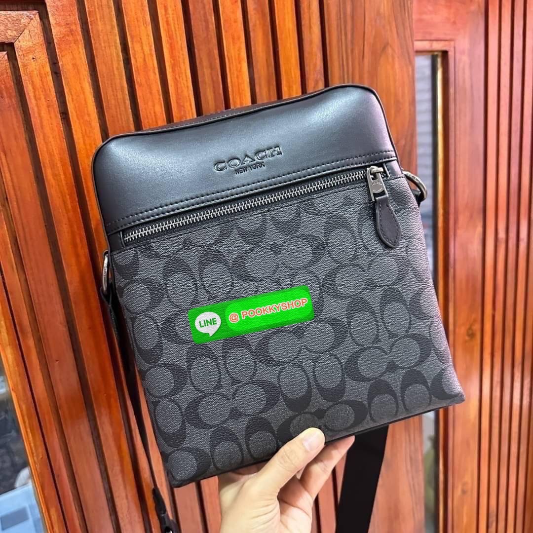COACH Houston Flight Bag In Signature ((73336)) พร้อมส่งอีกครั้งค่ะ รุ่นที่คุณผู้ชายต้องมีติดตัว! กระเป๋าสะพายครอสบอดี้ร์ หนังแท้ หนังนิ่มดีค่ะ ด้านหน้าเป็นช่องซิปยาวให้หนึ่งช่อง เปิดปิดกระเป๋าแบบซิปภายในโล่ ใส่ของได้เยอะพอประมานเลยนะคะ พร้อมช่องแยกย่อย ใ