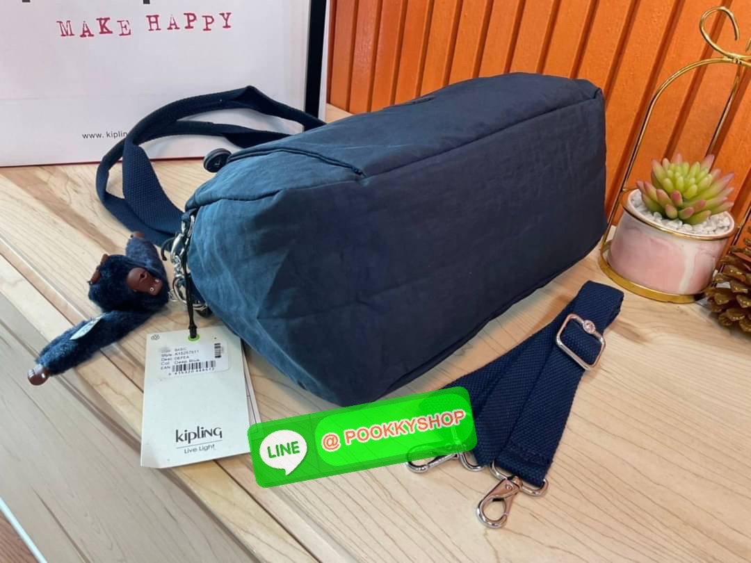 Kipling Damen Orelie Henkeltasche รุ่น K15257 กระเป๋าถือ/สะพาย Crossbody ขนาดกำลังดี หูกระเป๋ายาวสามารถคล้องบ่าได้ วัสดุpolymode100% ผ้ากันน้ำ กระเป๋ามีน้ำหนักเบา มีช่องซิป ด้านหน้า และ ด้านหลัง ภายในแบ่งเป็น 3 ช่องหลักใช้งาน ช่องซิปกลางแยกเป็นสัดส่วน จุข