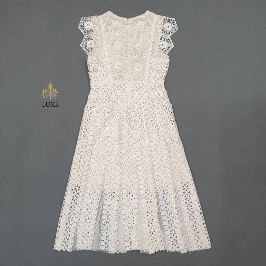 Guipure Lace Dress Label : LEA เดรสเสื้อคอกลมแขนกุด กระโปรงบานทรงเอยาวคลุมเข่า ทำจากลูกไม้โครเชต์เนื้อนุ่ม ทอลายสวยคมชัด แต่งสลับผ้าเน็ตซีทรู มีซิปซ่อนและซับในอย่างดี คัตติ้งเนี้ยบ เรียบหรูดูดีค่ะ