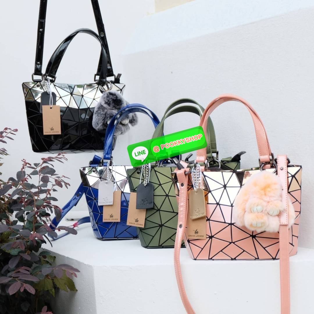 กระเป๋า ทรง Tote ตัวกระเป๋าเย็บติด ด้วยแผ่นอคิลิค สุดหรู ดีไซน์เกร๋ จุดเด่นที่ น้ำหนักเบา สามารถ ถือ หรือ สะพายไหล่ได้คะ ใบใหญุจุของคุ้ม แต่น้ำหนักเบาคะ มีใบเดียวจบ ควรมีติดตู้คะแนะนำเลย