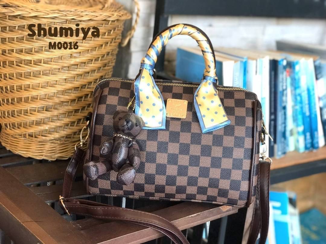 MS048 Be Bear Style My Fashion Bag หมีหมอนใหม่ !! มาแล้วค่าา ไฉไลสุดๆกับกระเป๋า shumiya ทรงหมอนสุดฮิตใบนี้ ด้านหน้าติดโลโก้แบรนด์อย่างดี มาพร้อมผ้าพันหูสุดน่ารัก ขนาดกระทัดรัดกำลังพอดี ได้ลุคคุณหนู cute สุดๆค่ะ !!! คล้องแขนได้ สะพายข้างได้ มีสายสะพายยาวถอ