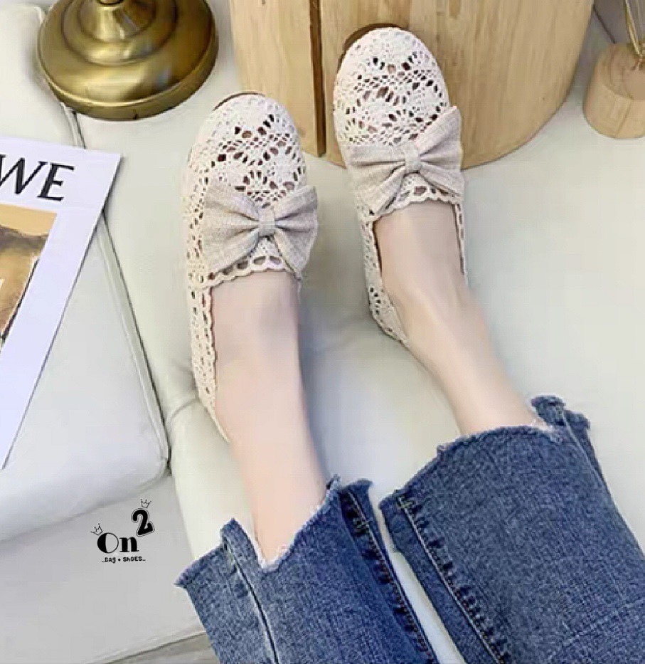 ผ้าใบลูกไม้ Valentino ลูกไม้ตัวใหม่ลายน่ารักประดับโบ สีครีมคลุมโทนใส่เข้าได้กับชุดทุกสี พื้นปั้มแบรนด์งานดีทรงสวยรีบจัดเลยจ้าก่อนหมด