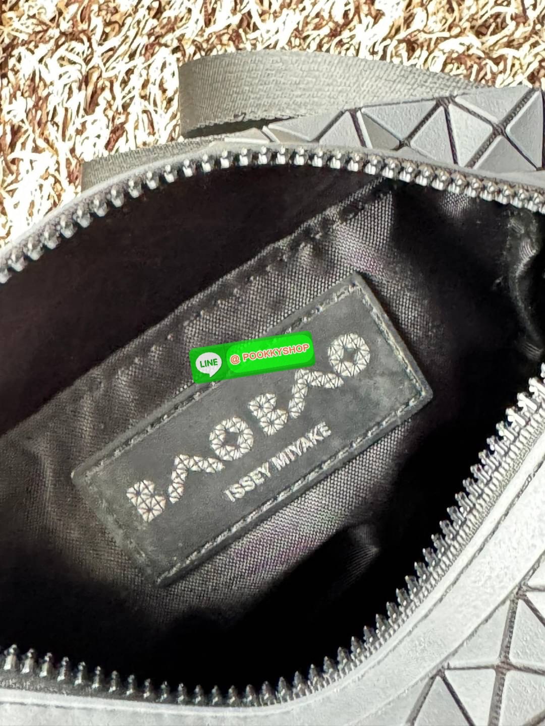 Bao bao issey miyake VOYAGER Shoulder Bag กระเป๋าสะพายข้างใบนี้มีสายสะพายปรับระดับได้ มีซิปเปิดปิดด้านบน และช่องแบบเปิดด้านใน ช่องกระเป๋าด้านนอกปิดด้วยปุ่มแม่เหล็ก มีขนาดที่สะดวกสำหรับเก็บสิ่งของจำเป็นทั้งหมดของคุณ VOYAGER คือเพื่อนร่วมเดินทางที่สมบูรณ์แบ