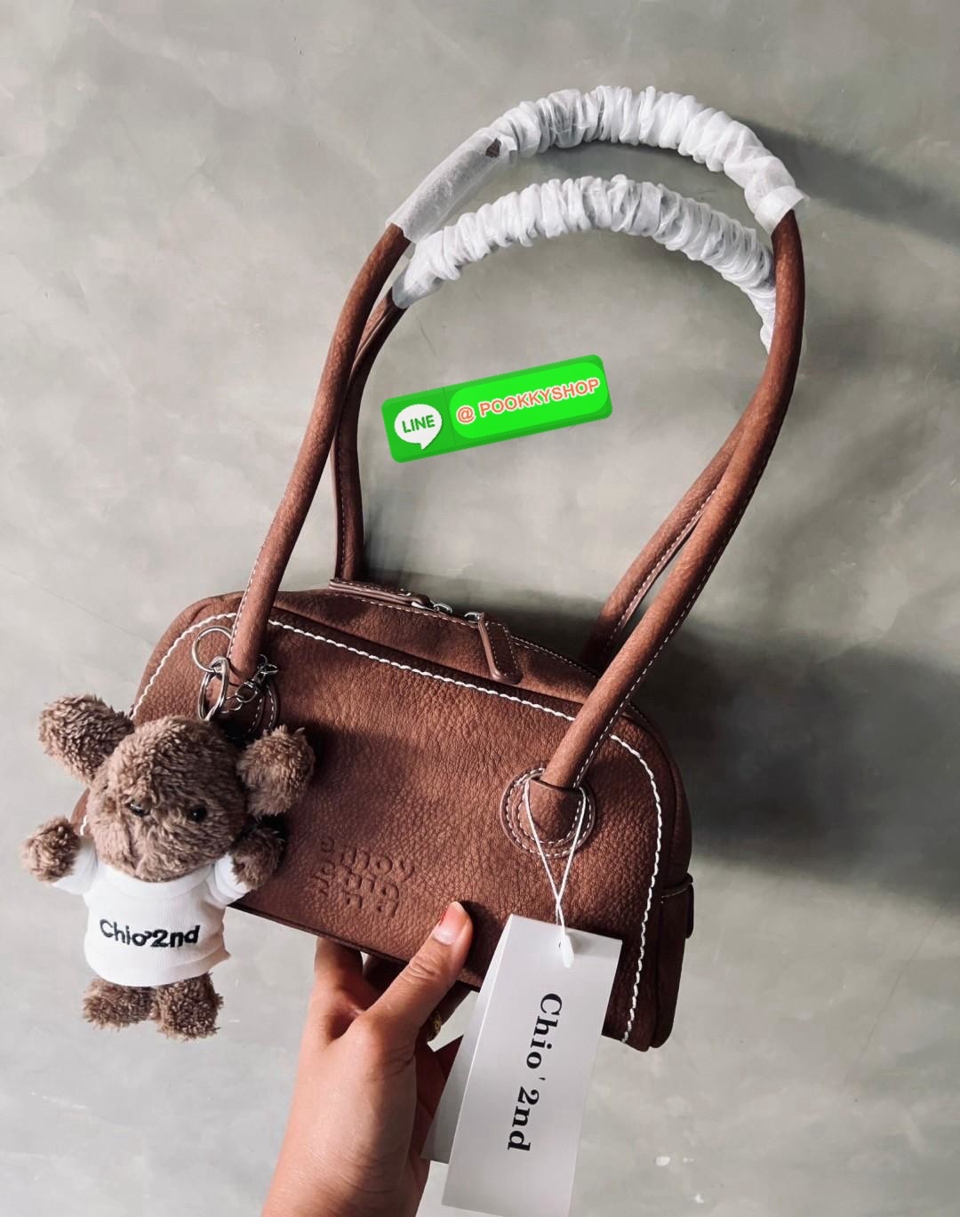 Chio’2nd Suede leather handbag//shoulder bag 💼 💋พร้อมตุ๊กตาหมีแบรนด์ตามรูปหนึ่งตัวค่ะ! 🔖พร้อมส่ง! น้องมากับความน่ารักและเบาเงินในกระเป๋าอีกเช่นเคย ✔️รุ่นนี้ใช้หนังกลับอย่างดีกึ่งกำมะหยี่ ลายหนังสวยมากๆ มีความนิ่มและเบาค่ะ &#