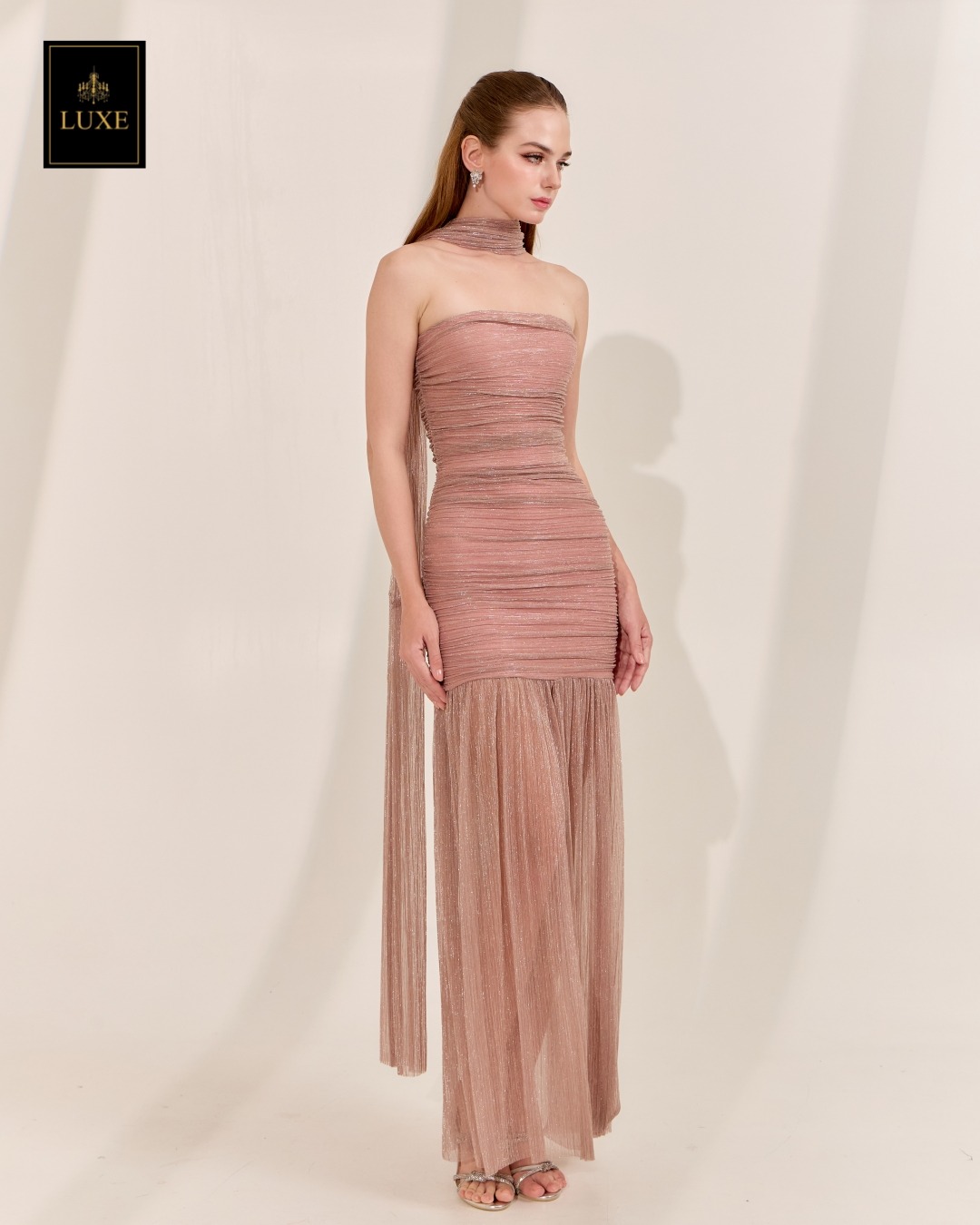 เดรสแฟชั่น เดรสเสื้อเกาะอกทรงเข้ารูป กระโปรงต่อชายระบาย ผ่าหน้า มาพร้อมผ้า mmคลุมไหล่