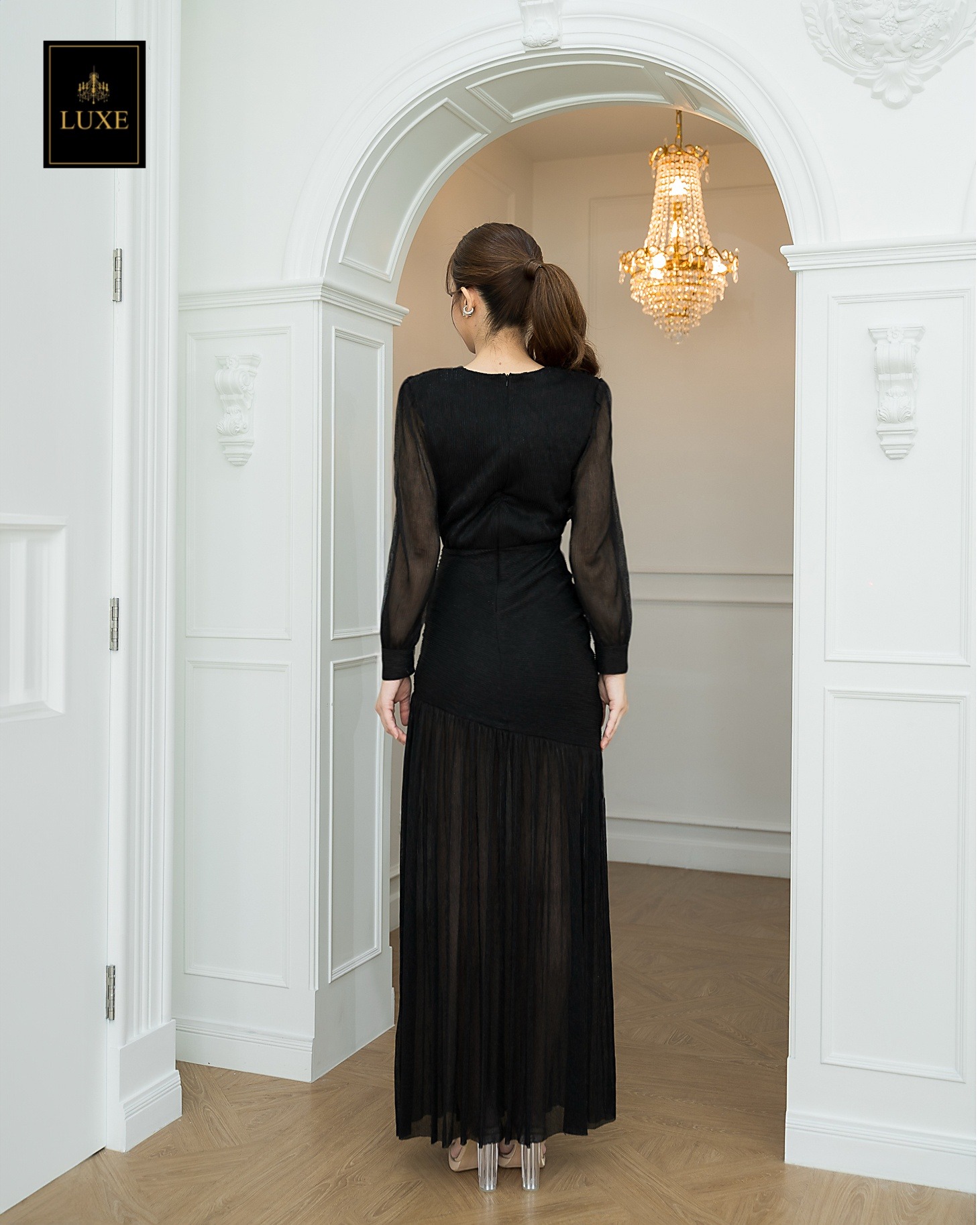 เดรสแฟชั่น แม็กซี่เดรสเสื้อคอวีป้าย แขนยาวเสริมไหล่ กระโปรงจับเดรปย่นเข้ารูปตรงสะโพก