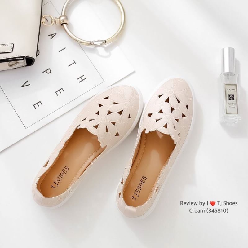 พร้อมส่งรองเท้าเพื่อสุขภาพ ที่ทั่งเกร๋ทั้งน่ารักสุดๆ รองเท้ารุ่นนี้เป็นงานสั่งทำพิเศษ หนังนิ้มนิ่ม ฉลุลายน่ารักๆ มีรูระบายอากาศใส่แล้วเท้าไม่อับ น้ำหนักเบา ใส่นุ่มเดินทั้งวันได้สบายมากๆ แมทกับชุดอะไรก็เกร๋ก็น่ารักสุดๆ เป็นรุ่นแนะนำ ซื้อไปรับรองไม่ผิดหวัง