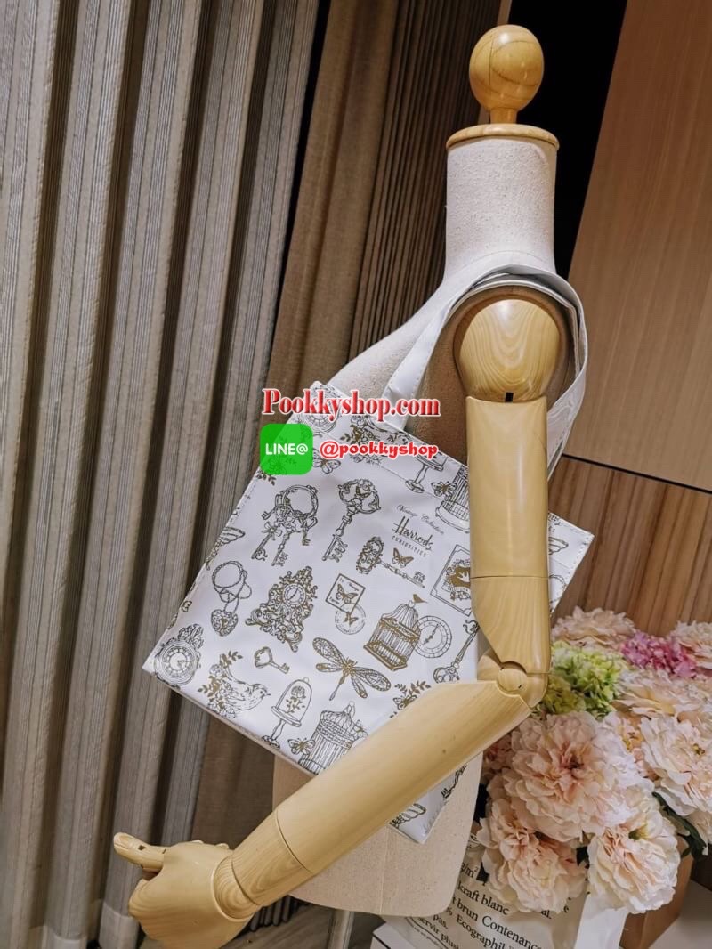 ลายนี้เข้าแล้วนะคะ! พร้อมส่งไอเท็มยอดนิยม! Harrods London Top-handle Shopping Bag กระเป๋า Shopping แบรนด์ดังจากอังกฤษรุ่นยอดนิยมวัสดุ PVC+Polyester 100% ของแท้เนื้อหนาอยู่ทรงกันน้ำ ขนาดกำลังดี น้ำหนักเบา เปิดปิดด้วยซิปสะดวกใช้หัวซิปปั้มโลโก้แบรนด์อะไหล่เง