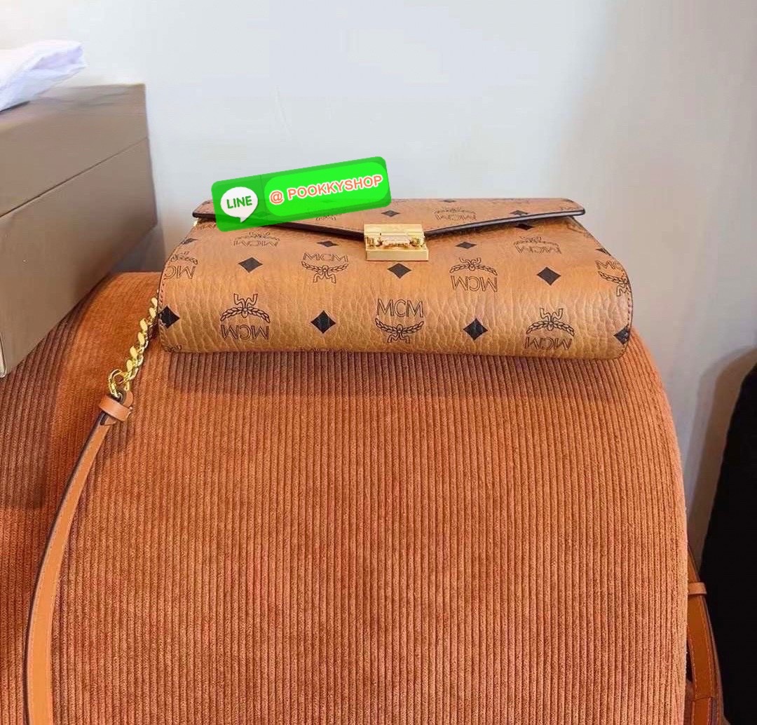 MCM Classic Style Large Chain Bag • กระเป๋าสะพายรุ่น Classic Chain Bag สไตล์หรูเหนือกาลเวลา • วัสดุ Visetos Coated Canvas ลายโมโนแกรมเอกลักษณ์ของ MCM • ฝาปิด Flap Closure พร้อมตัวล็อกโลหะสีทองประทับโลโก้ MCM สวยหรู