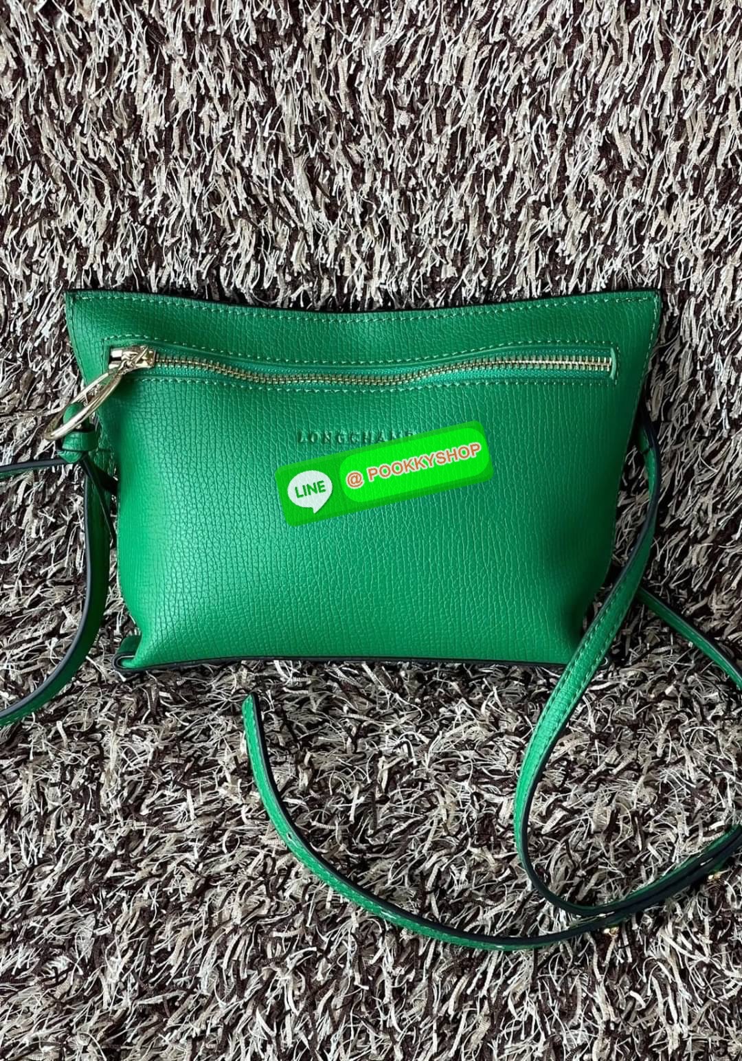 Longchamp MAILBOX Crossbody bag XS ดีไซน์ทรงคลัทช์ที่มีเส้นรูปทรงเรขาคณิตนี้จะรองรับสิ่งของจำเป็นทั้งหมดของคุณ มาพร้อมสายสะพายไหล่แบบปรับได้และถอดออกได้ สวมใส่ได้หลากหลายวิธีเพื่อเพลิดเพลินกับค่ำคืนของคุณอย่างอิสระ ได้แรงบันดาลใจมาจากMAILBOX การเย็บตะเข็บ