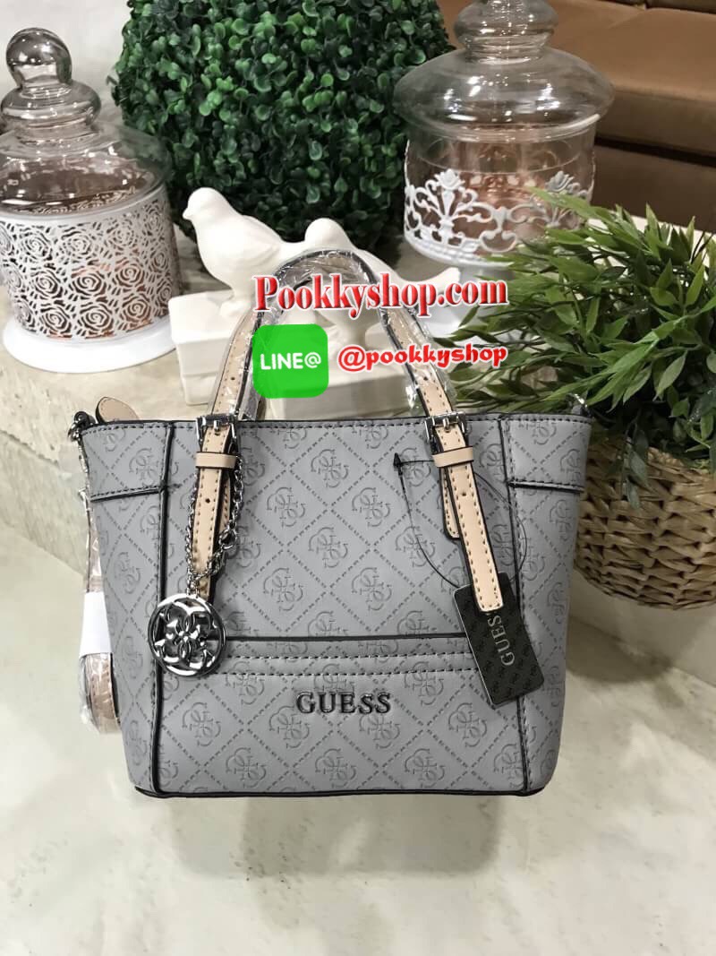 NEW ARRIVAL! GUESS DELANEY CROSS BODY BAG กระเป๋าถือหรือสะพายรุ่นที่ฮิตและขายดีที่สุดจาก GUESS FACTORY คอลเลคชั่นใหม่วัสดุหนังเรียบปั้มลาย GUESS Signature รอบใบสวยหรูอยู่ทรง ขนาดกำลังดี น้ำหนักเบา ด้านหน้าประดับโลโก้พร้อมพวงกุญแจโลโก้แบรนด์ห้อยที่หูหิ้วถอ