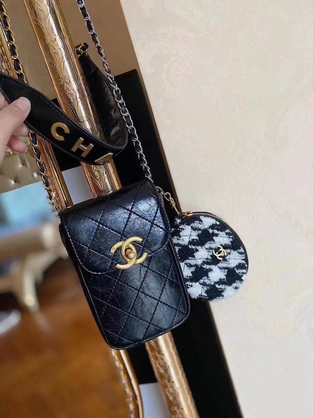 Chanel Shoulder Bag VIP Gift With Purchase (GWP) พรีเมี่ยมกิ๊ฟรุ่น Limited วัสดุหนัง pu เปิดปิดด้วยฝาปิดตัวล๊อคอะไหล่ทองและซิป หัวซิปแบรนด์ สามารถใส่ มือถือ iphone+ ของใช้จุกจิกได้เยอะ และมีกระเป๋าใส่เหรียญถอดได้ สายโซ่ร้อยหนังอะไหล่ทอง+เงิน Crossbody มาพ