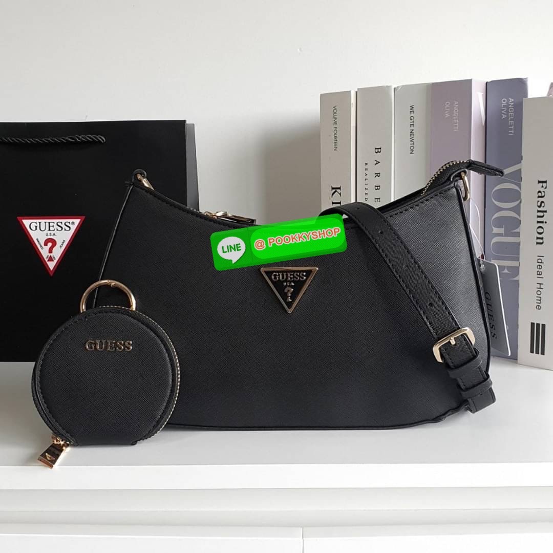 รุ่นใหม่ล่าสุด! GUESS ALEXIE TOP ZIP SHOULDER BAG กระเป๋าทรงยอดฮิต ซื้อ1ได้ถึง2ไอเท็ม วัสดุตัวหนังลาย SAFFIANO สวยหรู เปิดปิดด้วยซิปยาว ด้านในใส่กระเป๋าสตางค์ยาว มือถือได้ทุกรุ่น พร้อมช่องซิปและช่องใส่บัตรแยกให้ เพิ่มความน่ารักด้วย กระเป๋าใส่เหรียญใบเล็กท