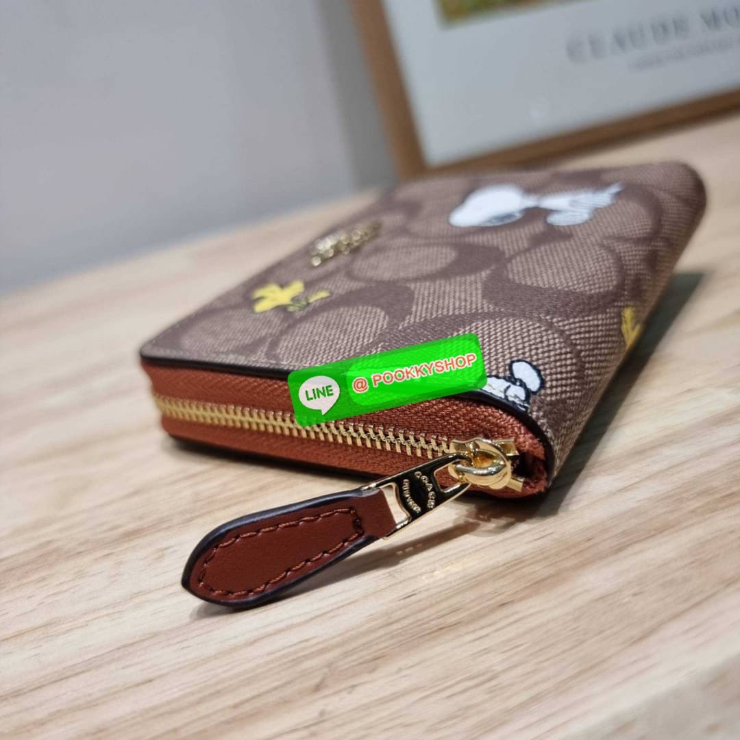 COACH CE708 COACH × PEANUTS SMALL ZIP AROUND WALLET IN SIGNATURE CANVAS WITH SNOOPY PRESENTS PRINT น้องใหม่เกินเบอร์กว่าเดิม กับกระเป๋าสตางค์ใบสั้น คอลใหม่จากเหล่าการ์ตูนสุดรัก ขนาดพกพาสะดวก ฟังก์ชั่นการใช้งานหลากหลาย ไม่ว่าจะช่องใส่บัตร ช่องใส่ธนบัตรที่ส
