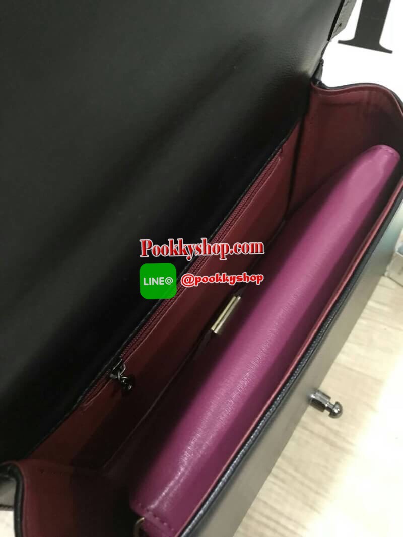 ZARA (Basic) shoulder bag :รีออเดอร์รุ่นขายดีฝุด กระเป๋าทรง Look like chanel ทรงกล่อง ตั้งอยู่ทรง ตัวกระเป๋าหนัง PU สวยเงา สายสะพายโซ่ต่อหนัง ความยาว 120cm ปรับได้3ระดับ ด้านหน้าแต่งขอบโซ่ถักหนัง เย็บลายแทยงทั้งหน้าและหลัง ภายในมีช่องใหญ่และช่องซิป2ช่อง ม