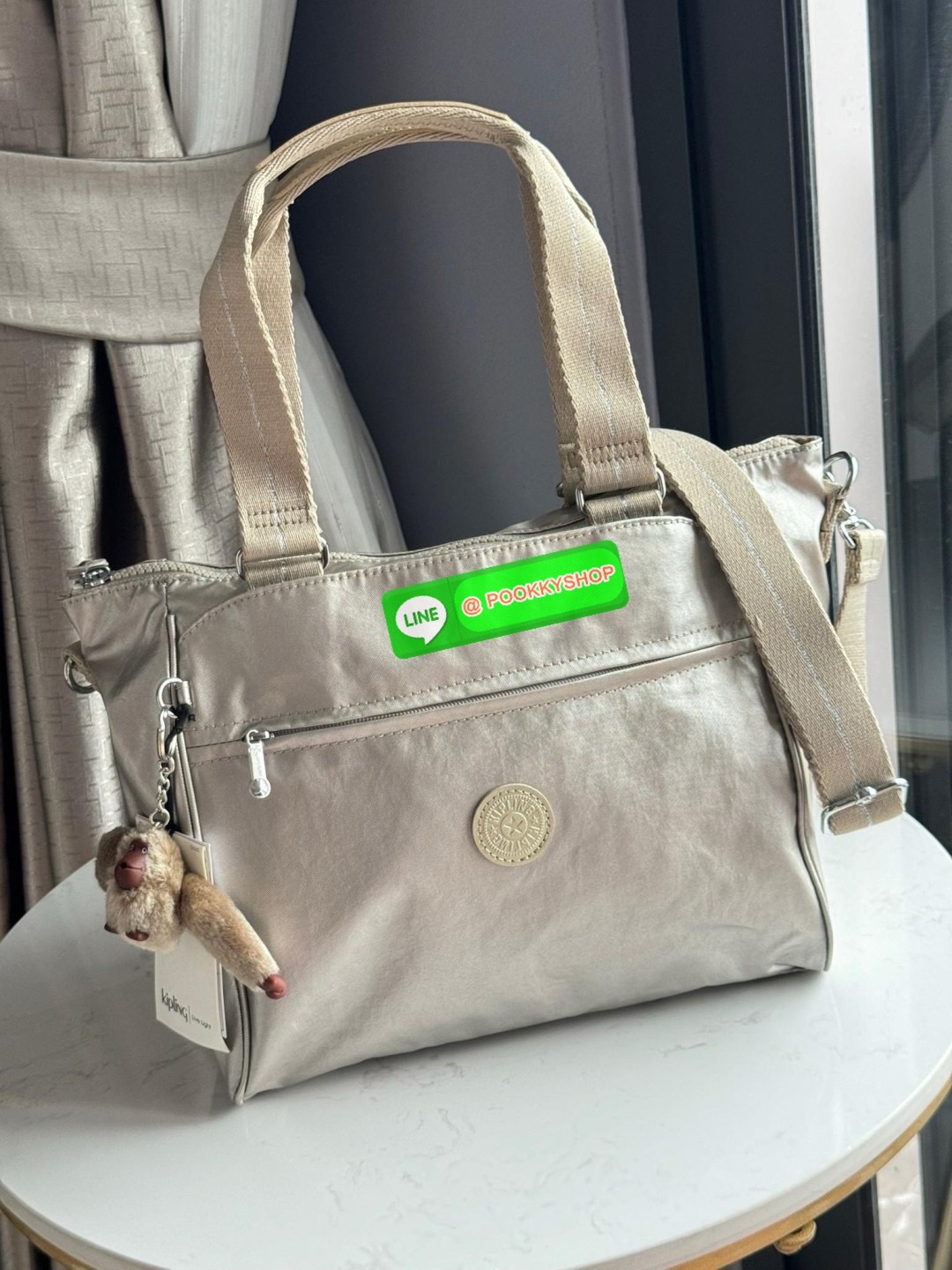 Kipling revir limited Japan shoulder bag เป็นอีกหนึ่งกระเป๋าสุดอเนกประสงค์สามารถใช้งานหลายรูปแบบทั้งกระเป๋าสะพายข้าง สะพายไหล่ หรือกระเป๋าถือด้วยสายสะพายที่สามารถปรับระดับและถอดออกได้ ดีไซน์คลาสสิกและเรียบง่ายพร้อมประดับโลโก้และลิงอันเป็นซิกเนเจอร์ แมตช์ก