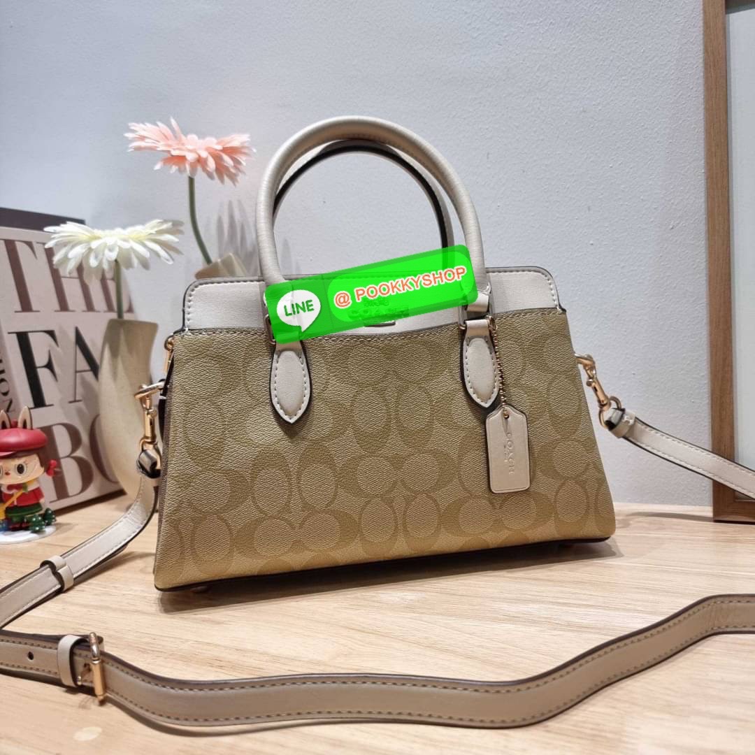 COACH CH503 MINI DARCIE CARRYALL IN BLOCKED SIGNATURE CANVAS คอลเลคชั่นใหม่ กระเป๋าสะพายทรงถัง ไซส์มินิ ดีไซน์ออกมาดูหรูมาก วัสดุหนังแคนวาสเคลือบผิว สวย คลาสสิค มาพร้อมสายสะพายข้างและหูหิ้วในตัว ถอดออกถือคล้องแขนเก๋ๆ หรูๆยังได้ ภายในเป็นช่องโล่ง แบ่งสัดส่