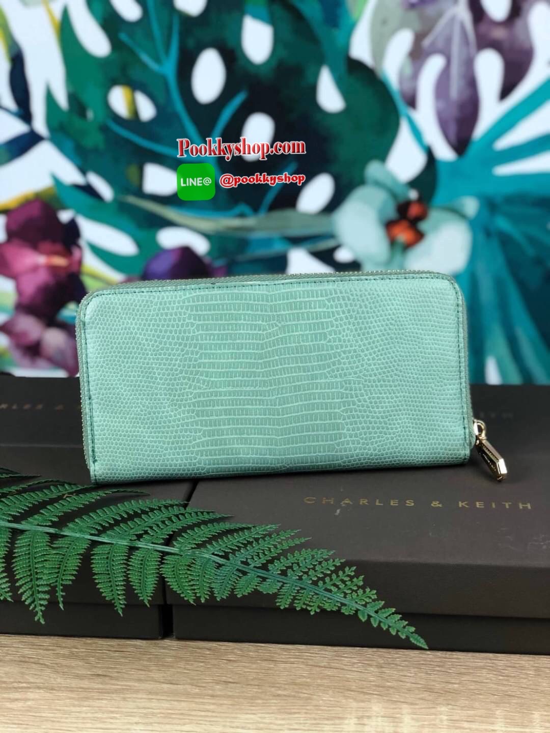 CHARLES & KEITH CROC-EFFECT LONG WALLET กระเป๋าเงินใบยาวซิปรอบ หนังปั๊มลายจรเข้ทั้งใบ ด้านในกระเป๋าแบ่งเป็น 3 ช่องใหญ่ มีช่องซิปใส่เหรียญตรงกลาง จุการ์ด 12 ช่อง สามารถใส่ธนบัตรได้ตามยาวอีก 2 ช่อง ใส่ iPhone plus ได้นะคะ❤️ รุ่นนี้มีแต่สีน่ารักๆเลยค่