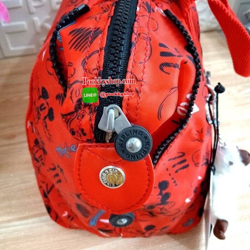 Disney's® 90 Years of Mickey Mouse Handbag 👍 รุ่น ART size M 👍กระเป๋าผ้าคิปลิงสะพายไหล่ได้ ครอสบอดี้ได้ มีสายยาวให้ 👍สามารถปรับสไตล์กระเป๋าได้2รูปแบบ เป็นtote หรือเก็บหูกระเป๋าก็ได้ 👍ช่องใหญ่ใส่ของได้จุ เปิดปิดด้วยซิป