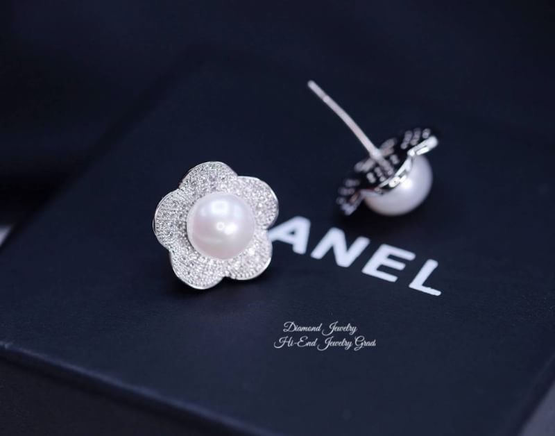 New Arrival !!!!! ต่างหูดอกไม้งานเพชร CZ งานมุกประดับอย่างดีค่ะ รุ่นนี้งานเกรดคุณภาพสั่งผลิตนะคะ งานฝังเพชรแบบ microsetting มุกขาวสวยมากกกกกก ใส่ออกมากำลังสวยคะ งานอย่างดี น้ำหนักเบาไม่ถ่วงหู รับรองสวยมากงานคุณภาพสุดๆ เรียบหรูดูดีมากๆ รับประกันความสวย รับ