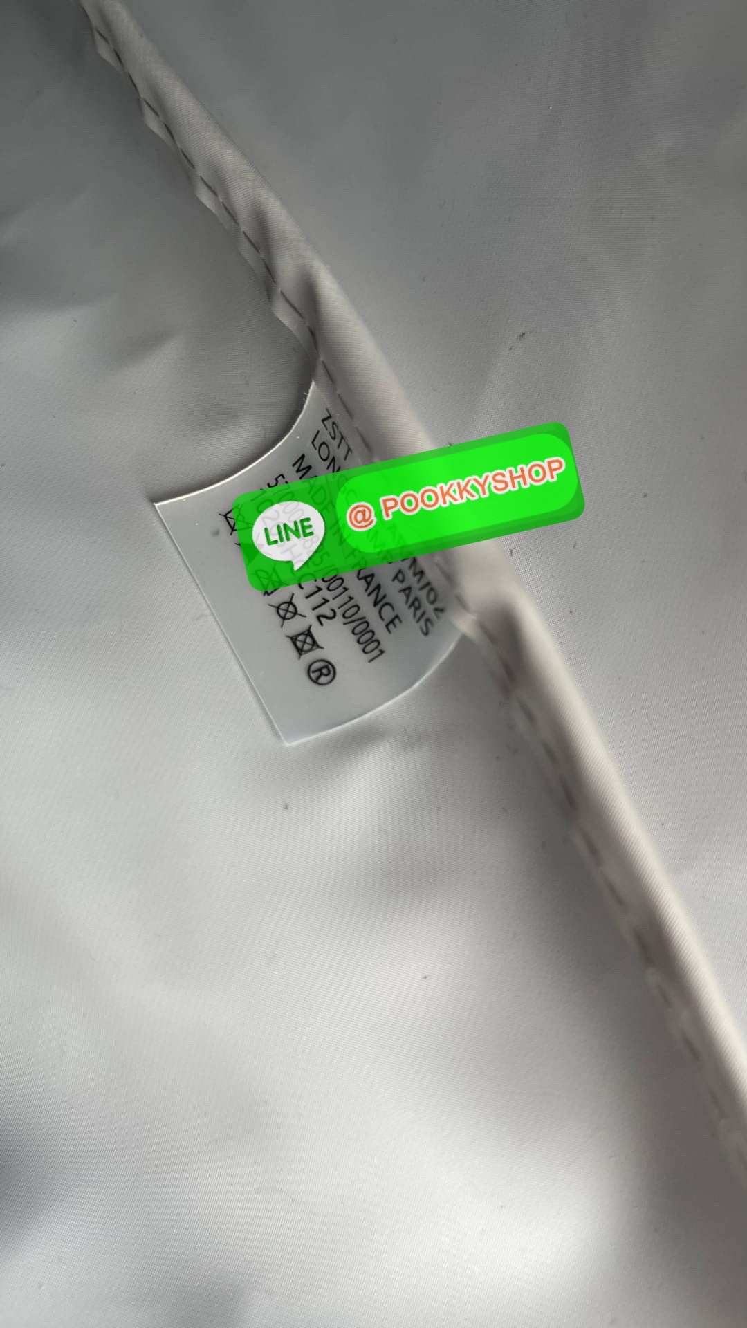 💕LONGCHAMP LE PLIAGE RE-PLAY Tote bag S เป็นอีกรุ่นที่น่าสนใจในการออกแบบ กระเป๋าโท้ทแนวตั้งที่กว้างขวางมีน้ำหนักเบา ใช้งานได้จริง ปิดด้วยกระดุมแป๊กและสามารถถือด้วยมือ สะพายไหล่ และสะพายข้างลำตัว Le Pliage Re-Play เวอร์ชันใหม่นี้ยังคงเติมชีวิตชีวา