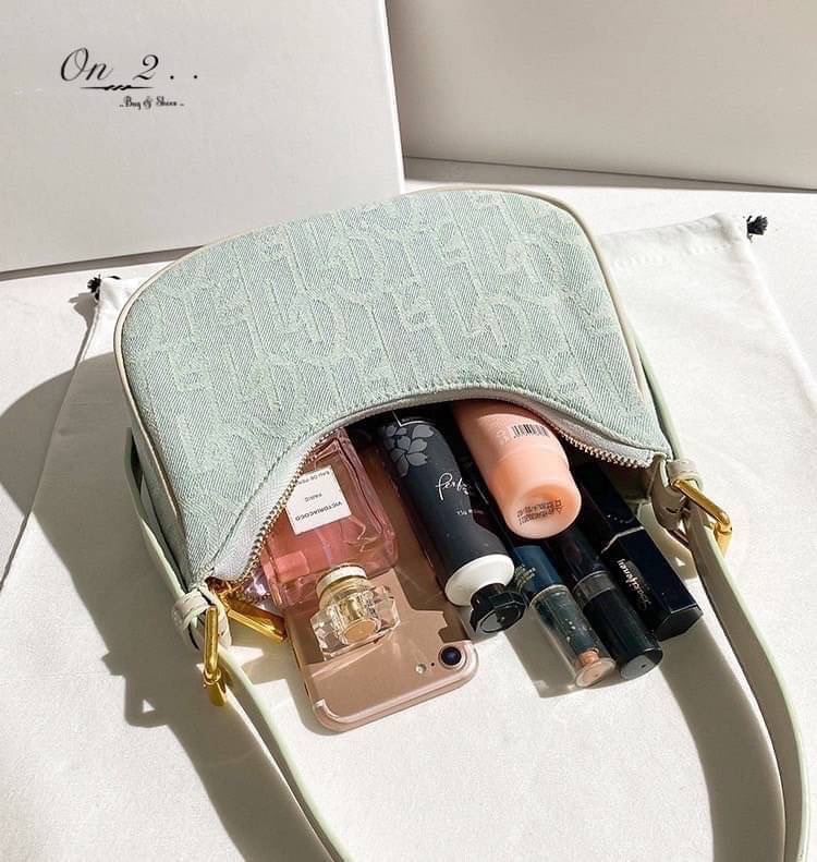 💥💥NEW Arrival 💥💥 Korean Style bag กระเป๋าสะพายไหล่ทรงวินเทจ สุดเก๋♥️ วัสดุเป็นผ้ายีนส์สีฟ้าอ่อนมีลาย น้ำหนักเบาใส่ของได้เยอะ สายสะพายสามารถปรับความยาวได้ค่ะ