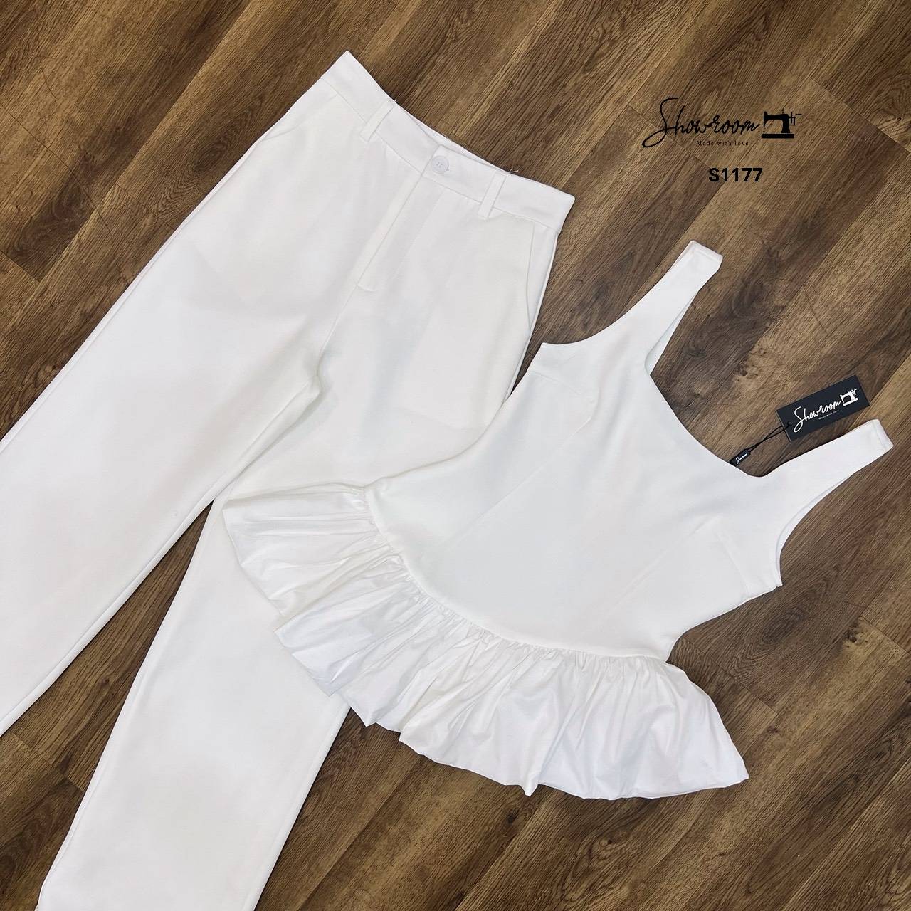 ชุดเซทแฟชั่น ตัวเสื้อชายตัดต่อระบายดูเก๋มาก กางเกงขายาวทรงสวย ใช้ผ้าอย่างดีในการตัดเย็บ