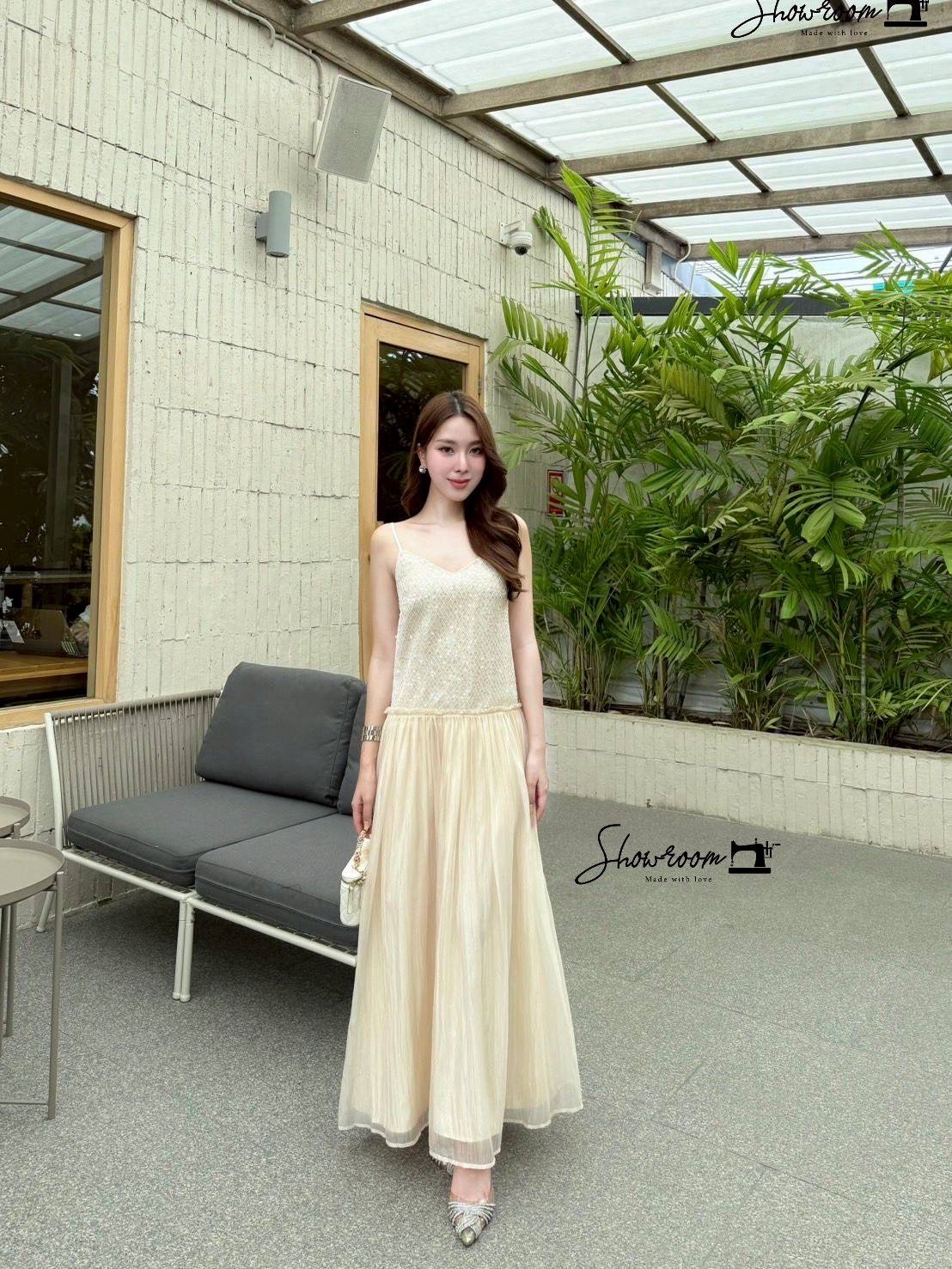 เดรสแฟชั่น เดรสสายเดี่ยวตัดต่อผ้า2ชนิด ช่วงบนผ้าทอสลับเลื่อมในตัวเล่นไฟสวยหรู