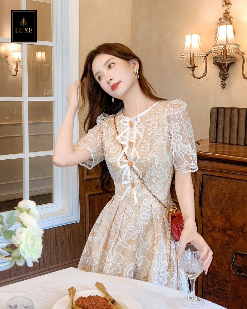 เดรสแฟชั่น เดรสเสื้อคอกลมแขนสั้น กระโปรงจับจีบทรงเอ เสื้อแต่งด้วยริบบิ้นและดอกไม้ลูกปัดสีทอง