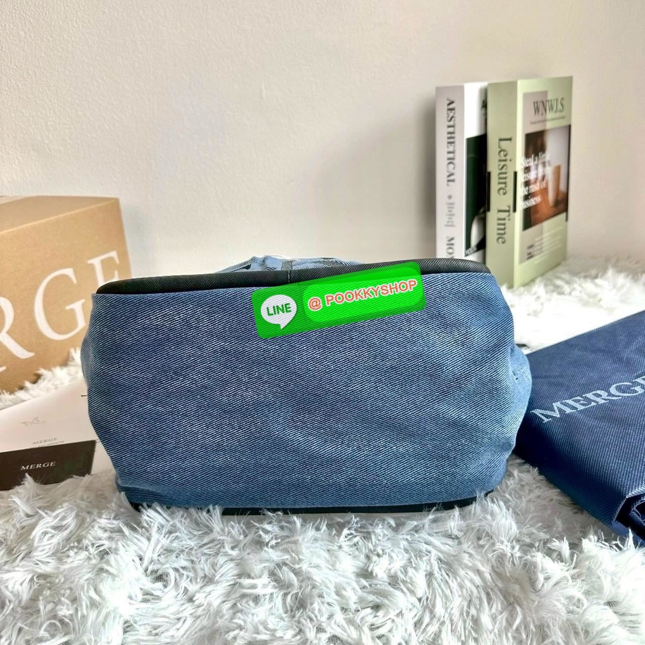 Merg A Day Bag Medium เฉดสีใหม่ 2 สี Smoky Denim กระเป๋ายีนส์ทรงโท้ท ดีไซน์เรียบเท่แต่มีลูกเล่นด้วยเชือกรูด เปิด-ปิดสะดวก ใบใหญ่จุของได้เยอะ มาพร้อมช่องด้านในและตัวล็อกสายคล้องกุญแจเพิ่มความปลอดภัย เหมาะกับสาวสายชิคที่ชอบสไตล์ลำลองแต่ยังดูมีคลาส ขนาดกระเป