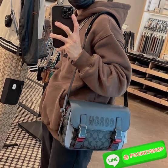 COACH TRACK CROSSBODY IN COLORBLOCK SIGNATURE CANVAS WITH COACH PATCH (C6657) 🛍🛍กระเป๋าสะพายทรงแมสเซ็นเจอร์ ทรงสวยรุ่นที่ต้องมีติดตัวคะหนุ่มๆ จุของได้เยอะมากแบ่งเป็นสัดเป็นส่วน วัสดุหนังแคนวาสสลับหนังแท้ กระเป๋ามีตัว ล็อค มีซิปด้านใน ด้านห