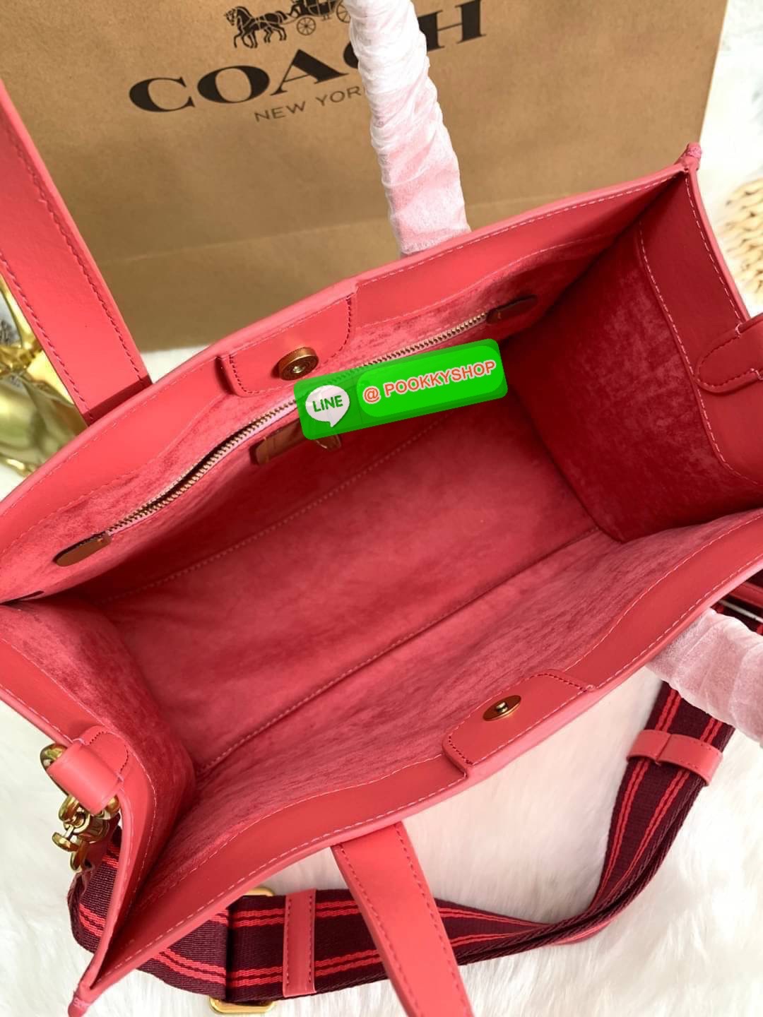 COACH TOTE FIELD JACQUARD BAG ((C3282)) กระเป๋าหิ้ว//สะพายข้าง JacquardลายC+หนังแท้ สวยงามลงตัวมากๆค่ะ ปากกระเป๋าเปิดปิดแบบกระดุมแม่เหล็ก ภายในกว้าง สาวๆที่สัมภาระเยอะบอกเลยเหมาะมากค่ะ