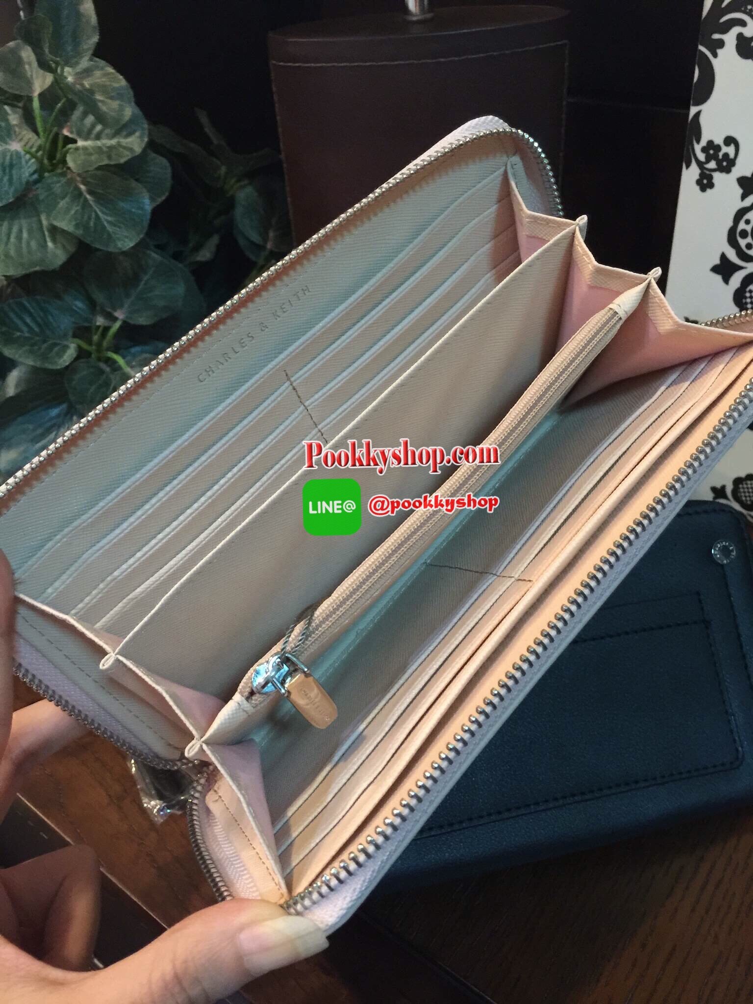 NEW! CHARLES & KEITH STUDDED FRONT POCKET WALLET กระเป๋าสตางค์ใบยาวซิปรอบรุ่นใหม่ล่าสุดแบบชนช็อปวัสดุหนังเรียบอยู่ทรงสวย เปิดปิดด้วยซิปรอบด้านหน้าแต่งหมุด พร้อมปั้มโลโก้ด้านหน้าดูสวยหรูมีสไตล์ ภายในมีช่องซิปและช่องใส่บัตรหลายช่องใส่ iphone7+ ธนบัตร บัตรได