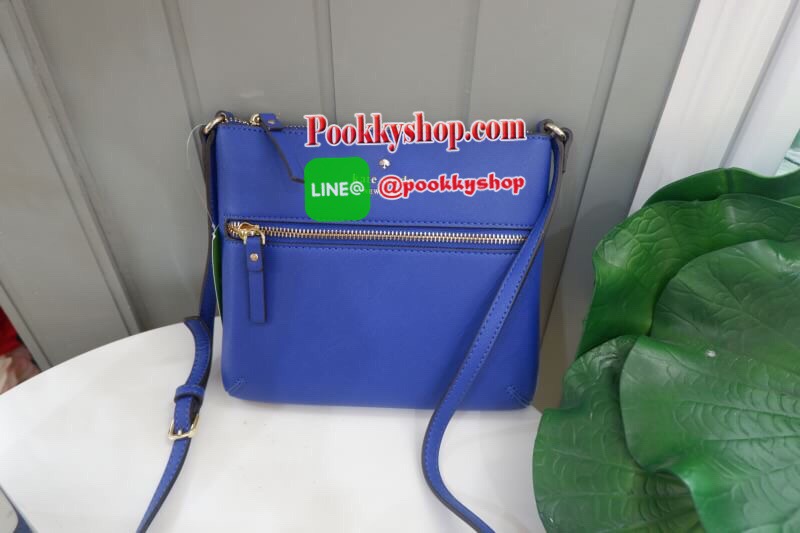 Kate Spade new york saffiano crossbody bag ด้านหน้ามีหนึ่งช่องซิปสำหรับใส่มือถือหรือของจุกจิก เปิดปิดกระเป๋าช่องหลักแบบซิป ด้านในโล่ง มีช่องให้ใส่ของจุกจิกหนึ่งช่อง สายสะพายถอดไม่ได้ เลื่อนปรับระดับได้