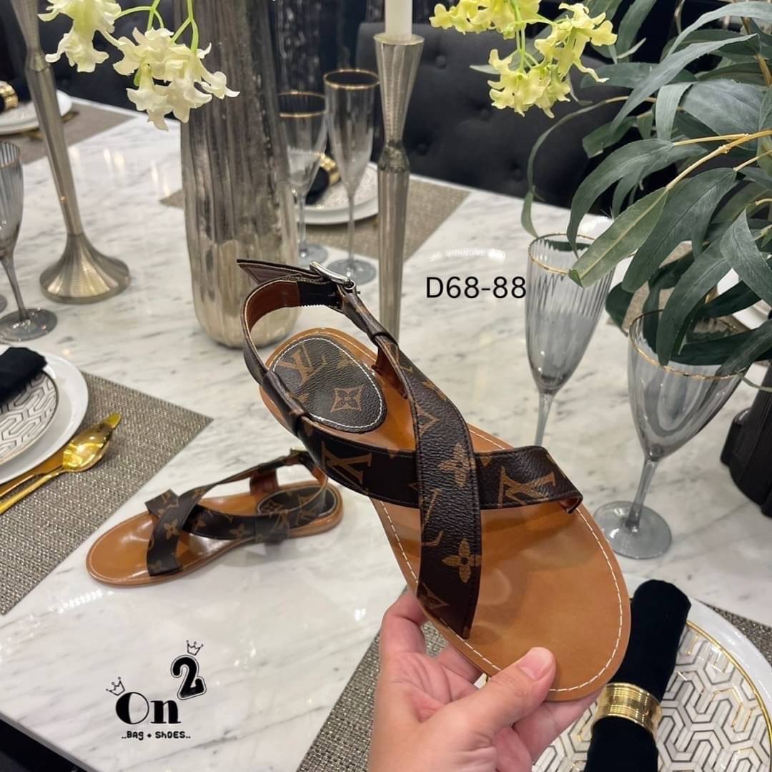 New in รองเท้าแตะ LV พื้นคิวทรงสวมไขว้รัดข้อเท้า สายปรับขนาดได้