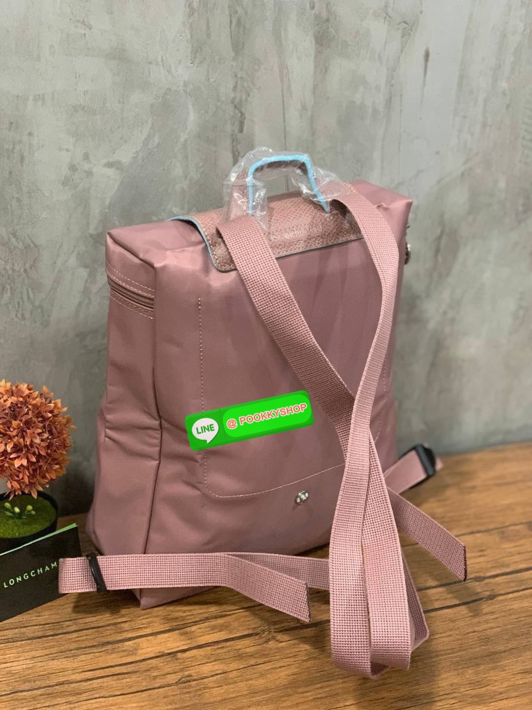 💕Longchamp LE PLIAGE Club Backpack พบกับอีกหนึ่งสไตล์ของLongchamp ที่เป็นรุ่นยอดนิยมอีกรุ่น สำหรับสาวแฟชั่นหัวทันสมัย เติมความพิเศษให้กับลุคด้วย ยังมีสีให้เลือกเยอะเรียกได้ว่าชอบสีโทนไหน ชอบแต่งตัวสไตล์ไหนก็เอาไปแมทช์กันได้เลย เป็นกระเป๋าเป้ในไม่ก