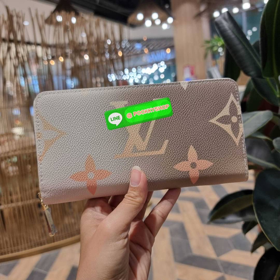 NEW IN!! LV long zip wallet with gwp กระเป๋าสตางค์พรีเมี่ยมกิ๊ฟ ดีไซน์ล่าสุด หวานๆสวยๆ น่าใช้มาก ใบยาวขนาดกำลังเหมาะมือ ถือแล้วขับผิว โดดเด่นด้วยสไตล์การไล่เฉดสีโทนละมุน ดูโดดเด่นไม่เหมือนใคร วัสดุหนังแคนวาส ทนทาน เปิด-ปิดด้วยซิปรอบ ภายในมีช่องใส่บัตรเยอะ