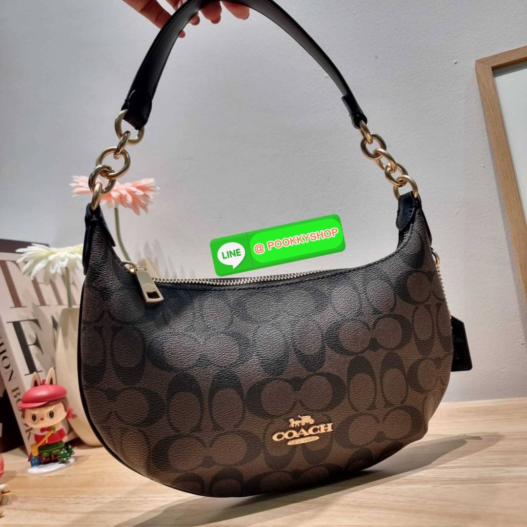 COACH CE620 PAYTON HOBO IN SIGNATURE CANVAS คอลเลคชั่นใหม่ 2023 มาแรงเกินต้าน ด้วยรูปทรงโฮโบสุดคลาสสิค สะดวกใช้ได้ในทุกวัน ขนาดกะทัดรัด แต่จุของได้เต็มที่ วัสดุหนังแคนวาสเคลือบลาย น้ำหนักเบา เปิดใช้งานด้วยซิป สายสะพายในตัวหนังสลับโซ่ ภายในเป็นช่องโล่ง ใส่