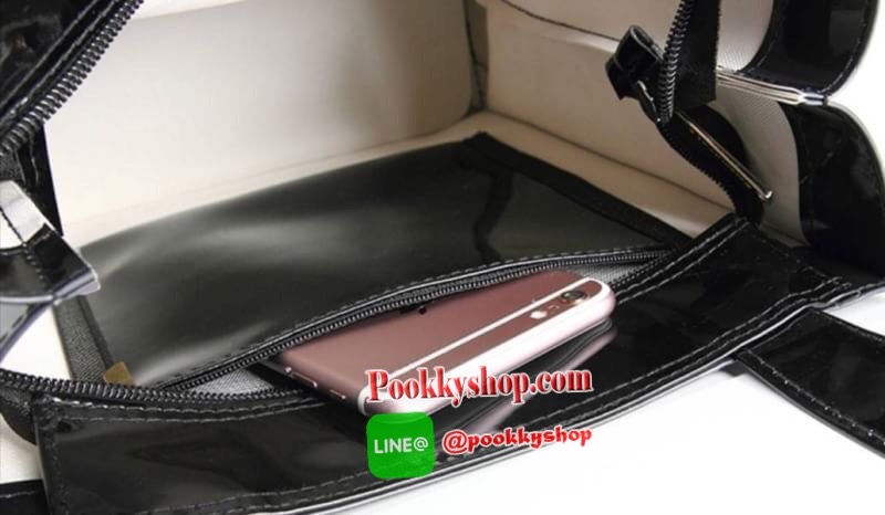 ลายนี้เข้าแล้วนะคะ! พร้อมส่งไอเท็มยอดนิยม! Harrods London Top-handle Shopping Bag กระเป๋า Shopping แบรนด์ดังจากอังกฤษรุ่นยอดนิยมวัสดุ PVC+Polyester 100% ของแท้เนื้อหนาอยู่ทรงกันน้ำ ขนาดกำลังดี น้ำหนักเบา เปิดปิดด้วยซิปสะดวกใช้หัวซิปปั้มโลโก้แบรนด์อะไหล่เง