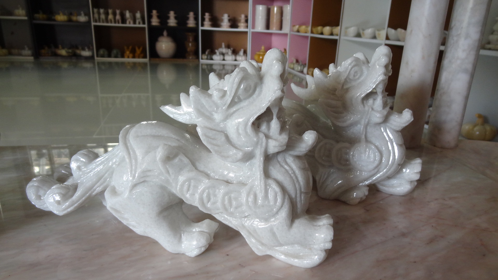 ปี่เซี๊ยะคู่ หินอ่อนสีขาว หางพวง ขนาดยาว 22 สูง 14 เซนติเมตร ( ขนาดกลาง 1 คู่ )