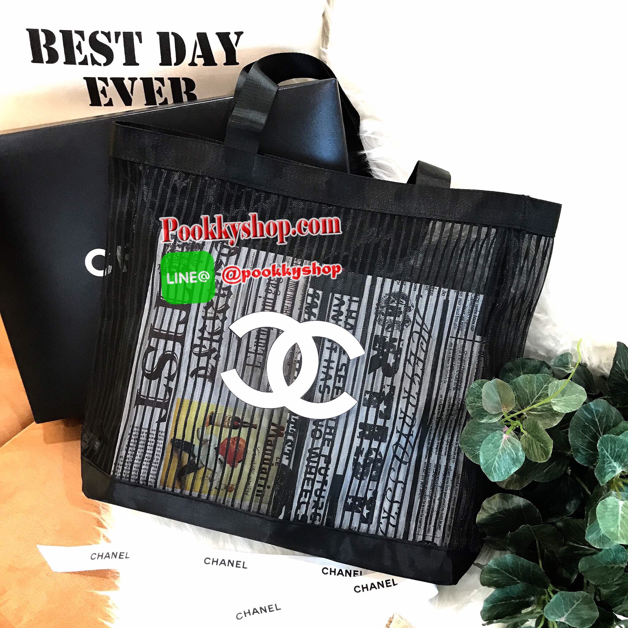 ห้ามพลาดนะคะ! NEW Arrival! Chanel Cosmetic Shopping Bag กระเป๋าสะพายใบใหญ่ VIP Gift With Purchase Limited Edition พรีเมี่ยมกิ้ฟของแท้จาก Chanel Cosmetic Counter ใบใหญ่วัสดุ Nylon โปร่งปั้มโลโก้แบรนด์ เปิดปิดด้วยแถบแม่เหล็กซ่อนด้านในปากกระเป๋าบุที่ฐานเพื่อ