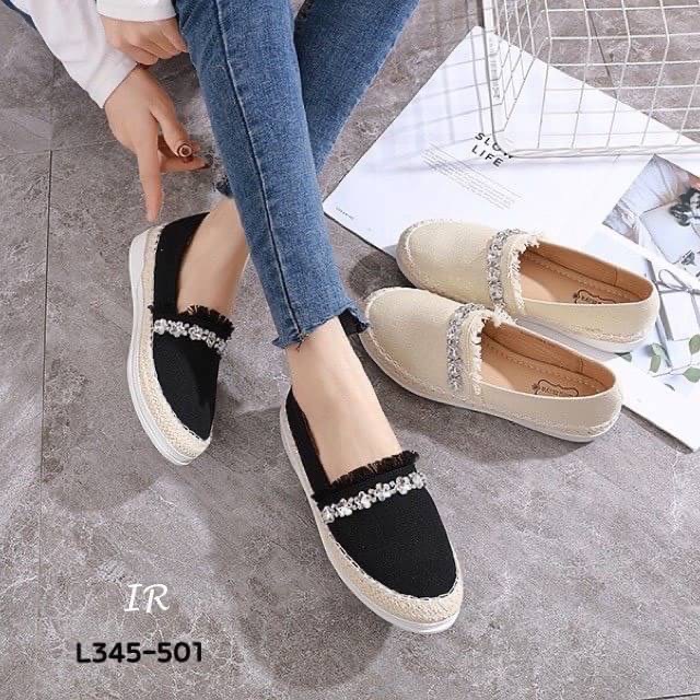 แบบขายดี!!! พร้อมส่ง สำหรับสาวที่กำลังมองหารองเท้าไอเทมสวยๆ ดีไซน์เก๋ๆ ร้านขอแนะนำคู่นี้เลยค้า ผ้าใบแคนวาสแต่งอะไหล่เพชรคาด พื้นนิ่ม เสริมยกพื้นหนา 1 นิ้ว ส้นยางกันลื่น งานดีพรีเมี่ยม ใส่สวยวิบวับ แนะนำเลยคร้า