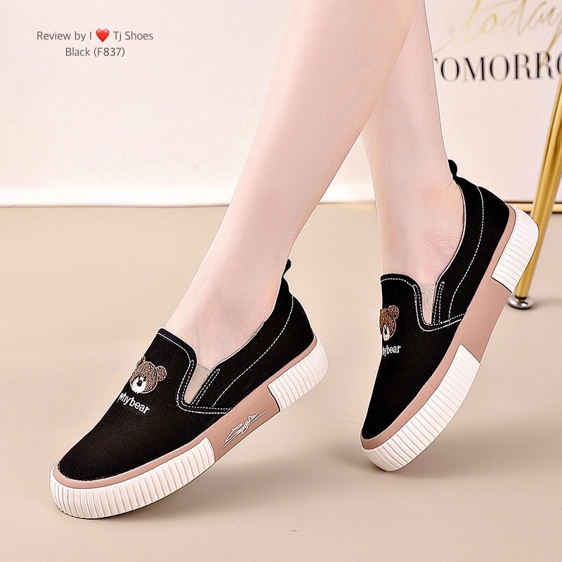 พร้อมส่งรองเท้าผ้าใบลายน้องหมีสุดน่ารักๆ ขายดีมากๆ รุ่นนี้ใส่นิ่มดีมาก พื้นรองเท้า เกาะพื้น ช่วยกันลื่นได้ดี ใส่บายเท้ามาก เดินนุ่มสบายสุดๆ จับแมทกับชุดง่าย ใส่แล้วดูเกร๋ดูน่ารักมากๆ