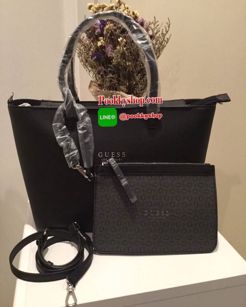 พร้อมถุงผ้าแบรนด์ GUESS BAG กระเป๋าสะพายทรง Tote จาก GUESS วัสดุหนัง Saffiano คุณภาพดี น้ำหนักเบา ด้านหน้าปั้มโลโก้แบรนด์สุดหรู รุ่นนี้มาพร้อมกระเป๋าใบเล็กสำหรับใส่ของ ถอดแยกใช้ได้ อะไหล่เงิน เปิดปิดกระเป๋าด้วยซิปสะดวกใช้ ด้านในโล่งกว้าง มีช่องเล็กสำหรับใ