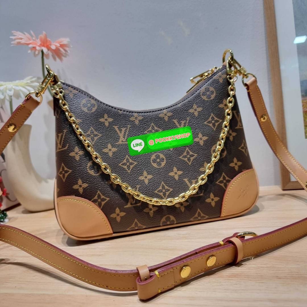 LV boulogne bag กระเป๋าสะพาย ดีไซน์คลาสสิครุ่นสุดปัง ขนาดกำลังดี ใช้งานได้สะดวกคล่องตัว วัสดุหนังแคนวาสทนทาน ปากกระเป๋ามีซิปเปิดปิด ภายในโล่งกว้าง ใส่ได้ทั้งกระเป๋าสตางค์ใบยาว มือถือ ของจำเป็นต่างๆ มาพร้อมสายสะพาย ปรับได้ตามชอบ และสายโซ่คล้องไหล่อีกหนึ่งเ