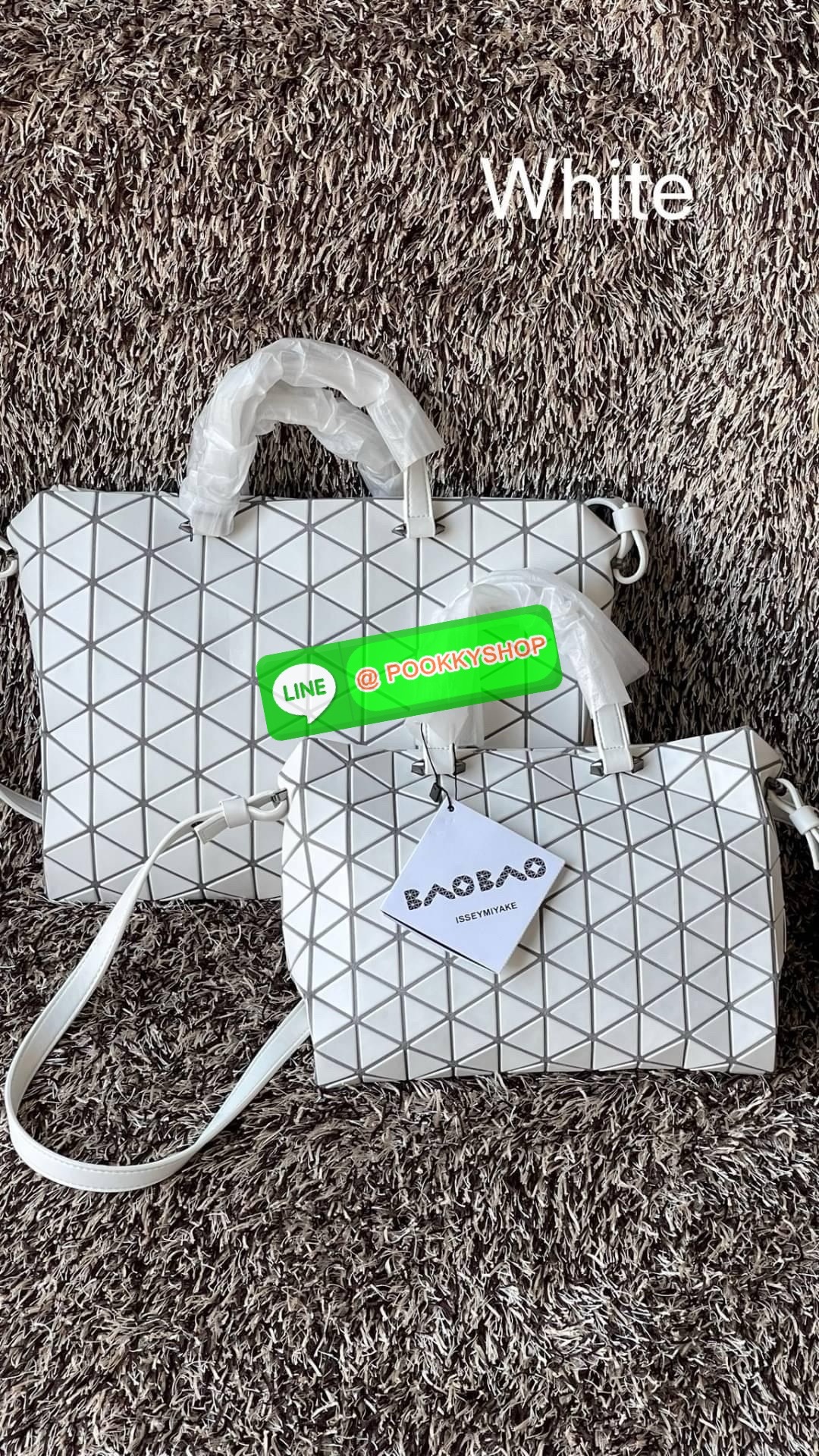 *Small BAO BAO ISSEY MIYAKE TONNEAU เป็น ซีรีย์ที่มีเอกลักษณ์เฉพาะตัว ด้วยแผ่นสามเหลี่ยมที่มีสัญลักษณ์เท่ากันทุกด้าน และยังผสมผสานงานดีไซน์ อันสง่างามเท่ากับฟังก์ชั่น การใช้งานสุดพิเศษ โดยมีจุดเด่นที่ซิปด้านบน สำหรับเปิดปิดและมีสายสะพายไหล่ ที่สามารถถอดออ