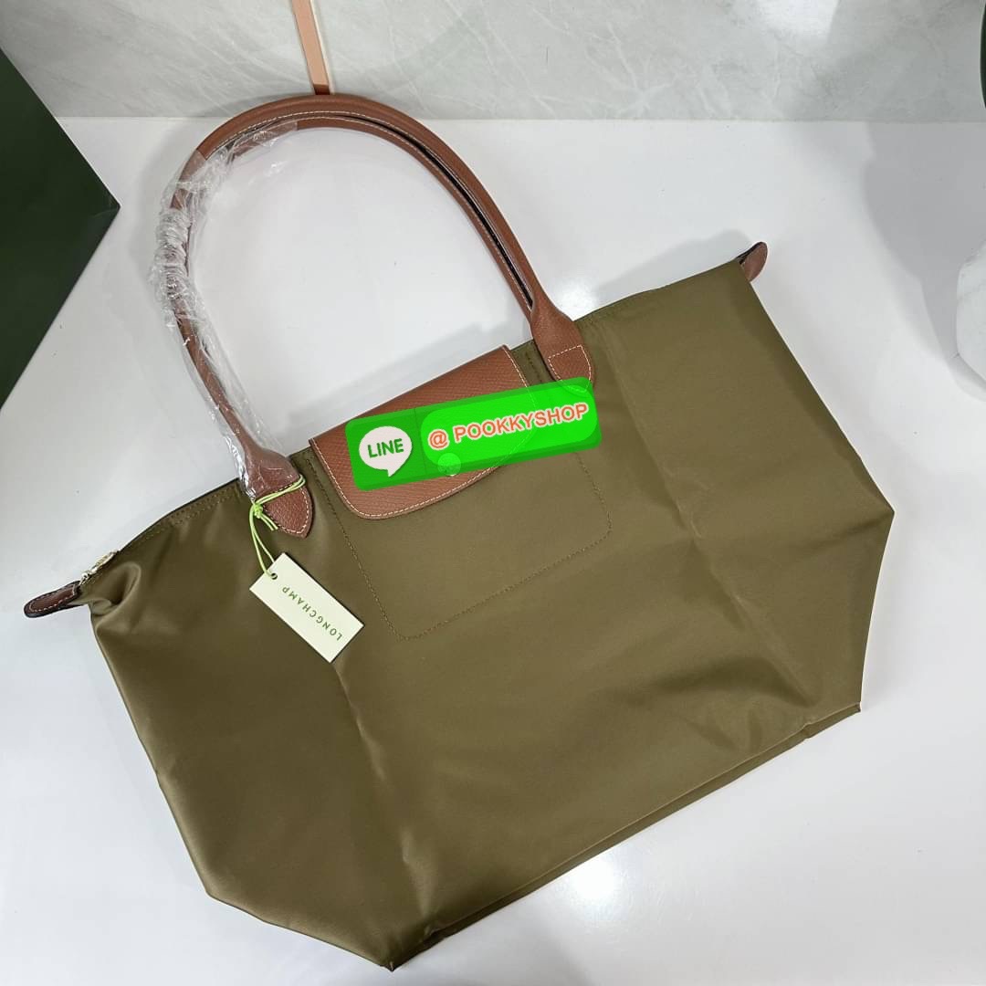 LONHGCHAMP LE PLIAGE ORIGINAL L TOTE BAG 🔖กระเป๋าสะพายไหล่ Le pliage ใบใหญ่ เรียบง่ายจุของได้เยอะ สามารถเก็บเอกสารหรือแล็ปท็อปได้คะ 🔖วัสดุ:ไนลอนเคลือบ 🔖เปิด-ปิดด้วยซิป ภายในกว้าง มีช่องลับแยกคะ 🔖สามารถพับเก็บได้พกพาสะดวกคะ