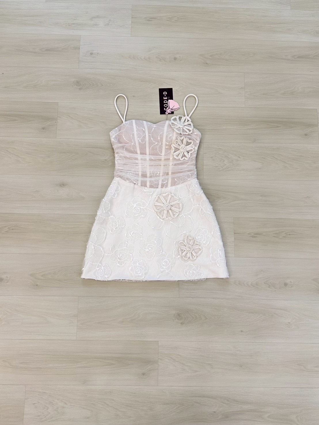 เดรสแฟชั่น มินิเดรสสายเดี่ยวสีขาว ดีเทลแต่งผ้ามุ้งลายดอกไม้ทั้งชุด