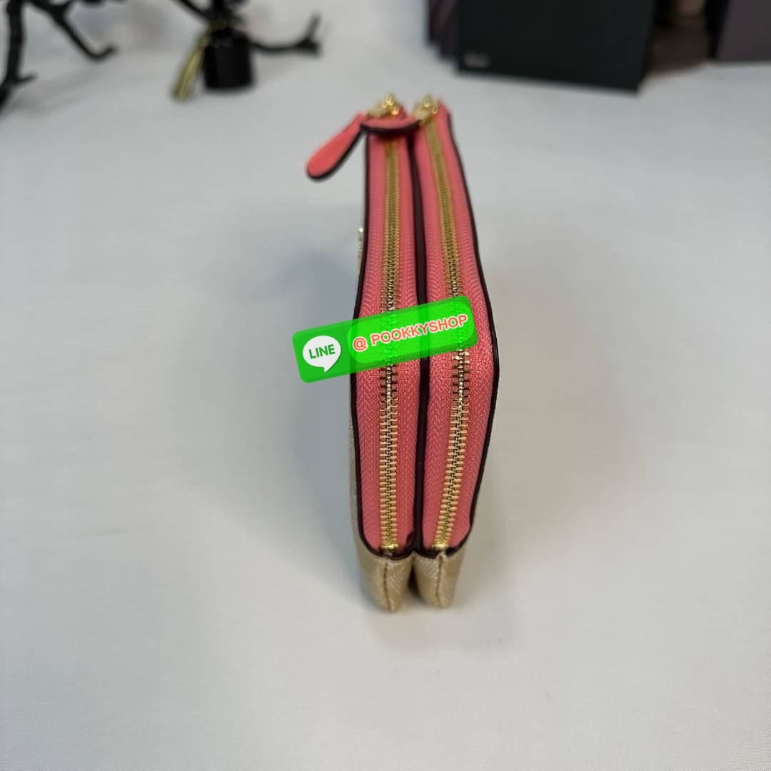 กระเป๋าคล้องมือ COACH 87591 DOUBLE CORNER ZIP WRISTLET IN SIGNATURE CANVAS (COACH 87591 ） กระเป๋าคล้องมือ2เซิปใหญ่ ลายCหนังและ ด้านในเป็นผ้า แบ่งเป็นช่องเล็กๆใส่เหรียญใส่แบงค์ใส่บัตร แล้วแต่จะใส่มีหลายช่อง ใส่โทรศัพท์ได้ทุกรุ่นพร้อมสายคล้องมือ